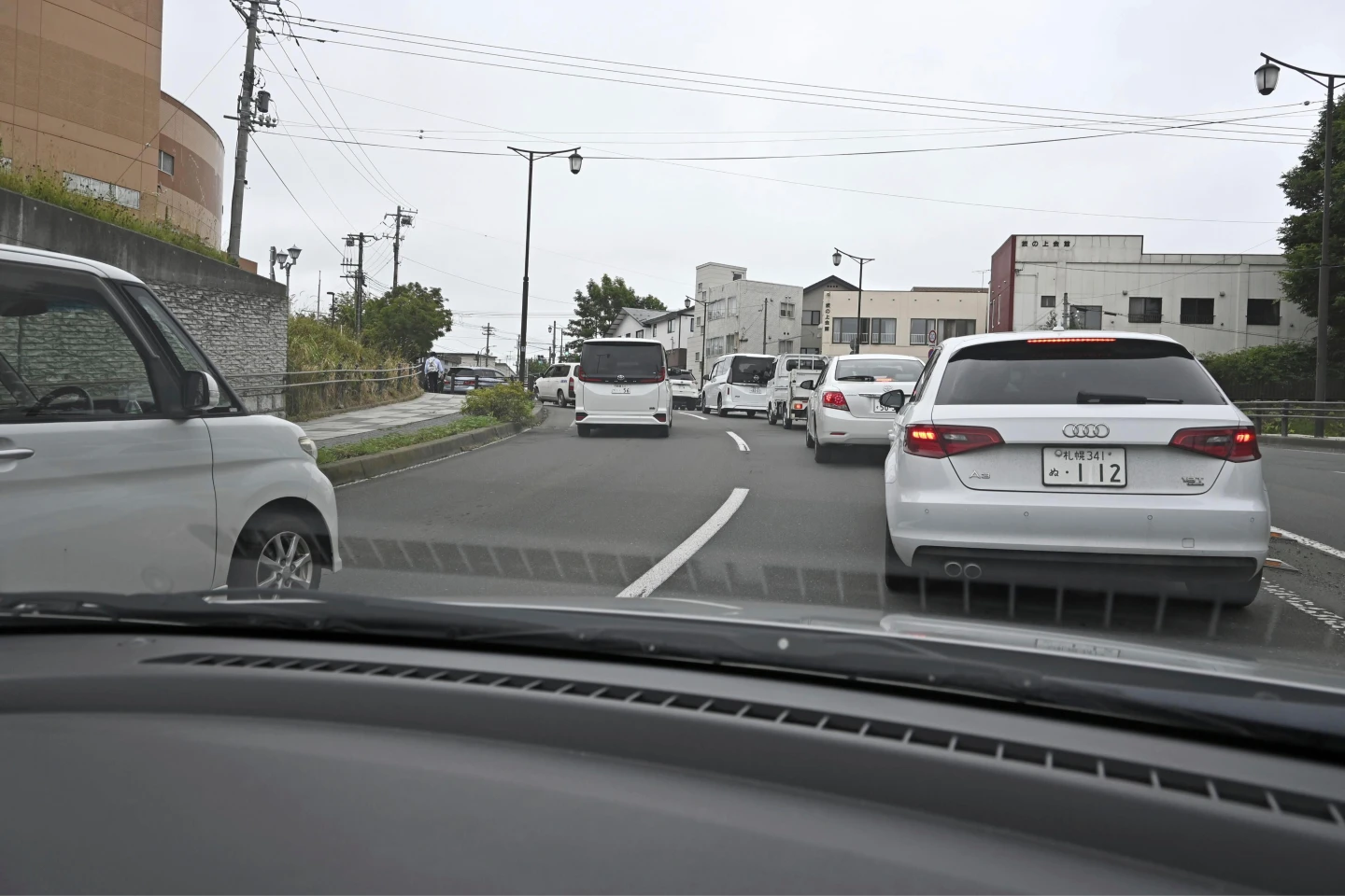 日本北海道釧路市居民7月30日居民緊急開車往高處避難。美聯社