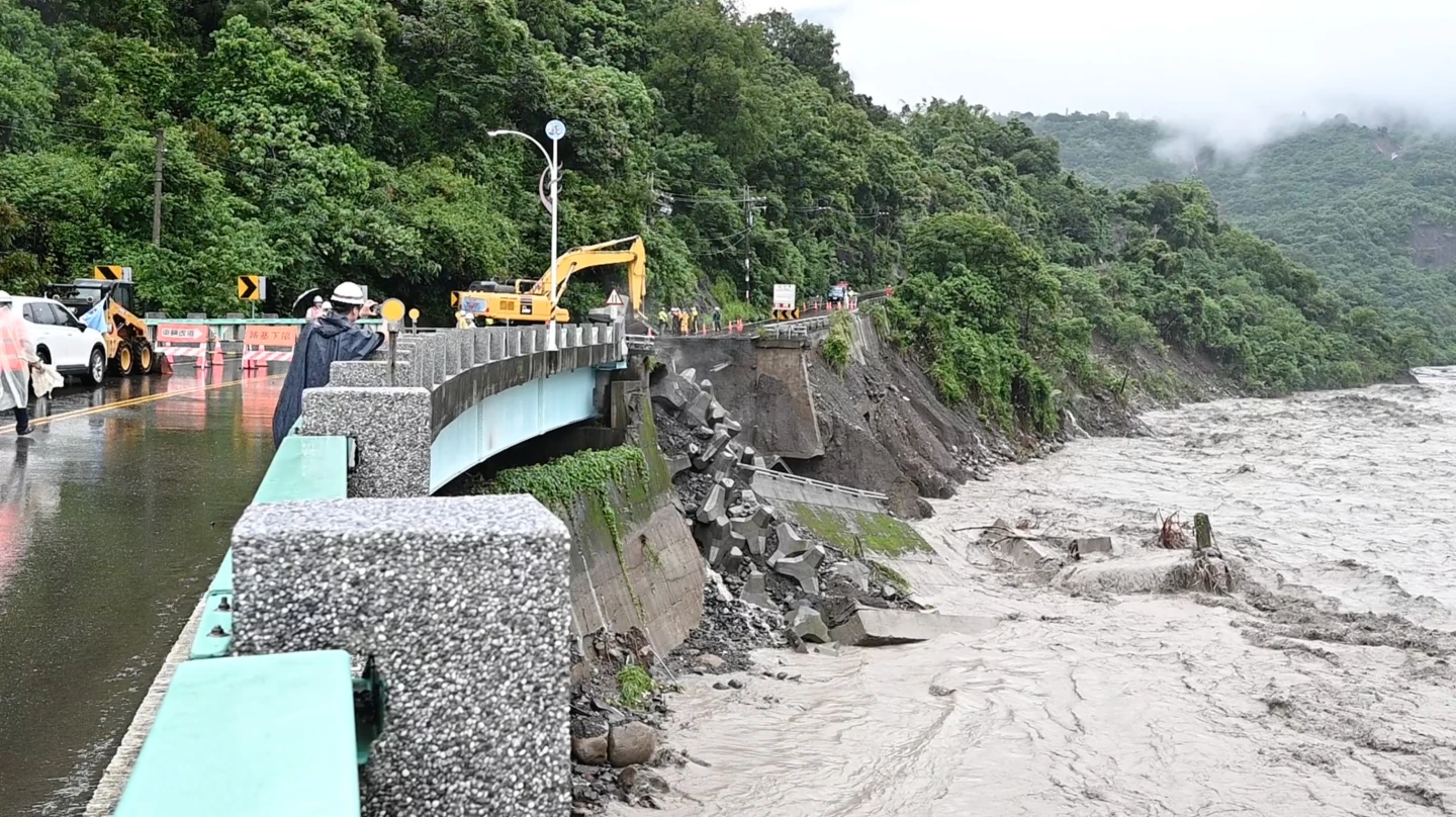 台20線79K寶來二橋路基流失地點。公路局提供