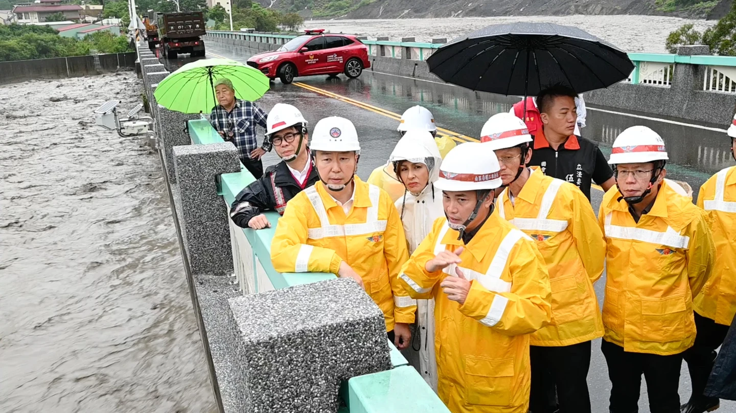 交通部長陳世凱等人今赴台20線79K寶來二橋路基流失地點勘災。公路局提供