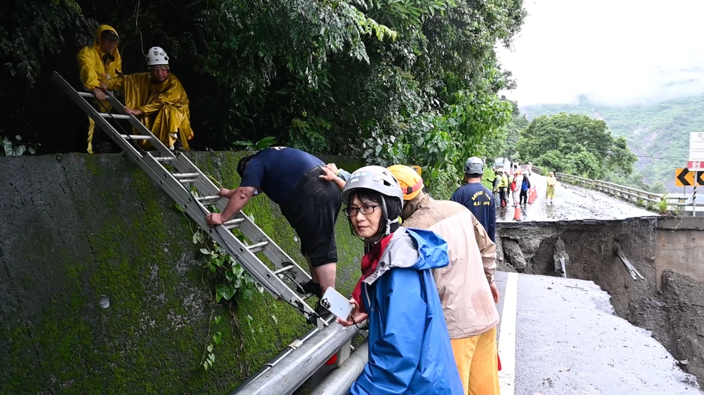 台20線79K寶來二橋路基流失地點。公路局提供