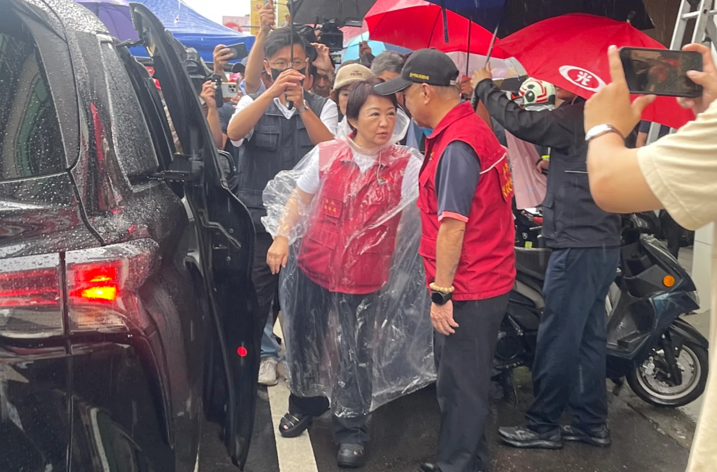 台中市長盧秀燕上午前往太平火警現場勘災。王煌忠攝