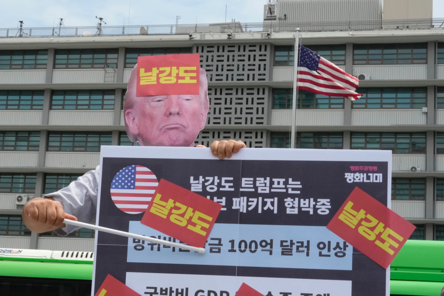 南韓民眾7月30日在首爾的美國大使館附近集會,抗議川普徵收關稅。美聯社