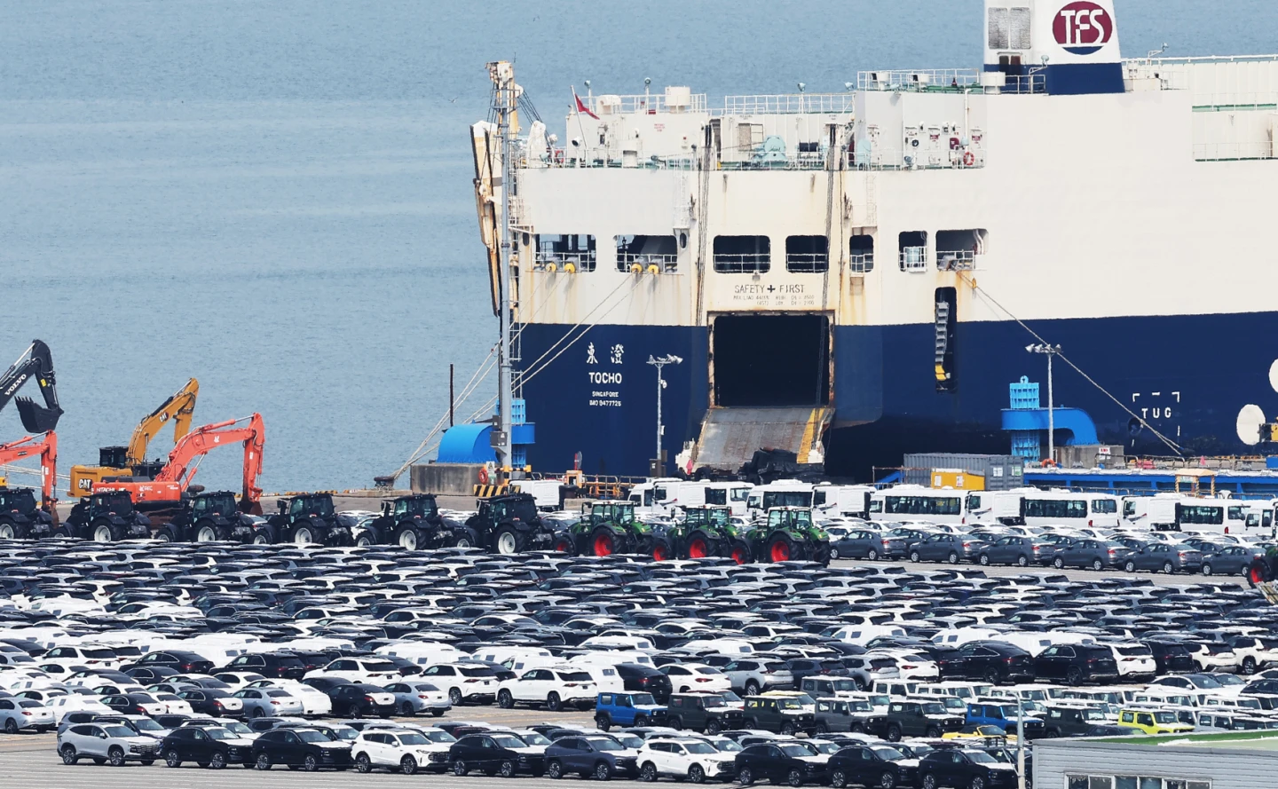 南韓宣布輸美汽車關稅將降至15%。圖為大量預備出口的汽車,7月31日停放在南韓平澤港口。美聯社