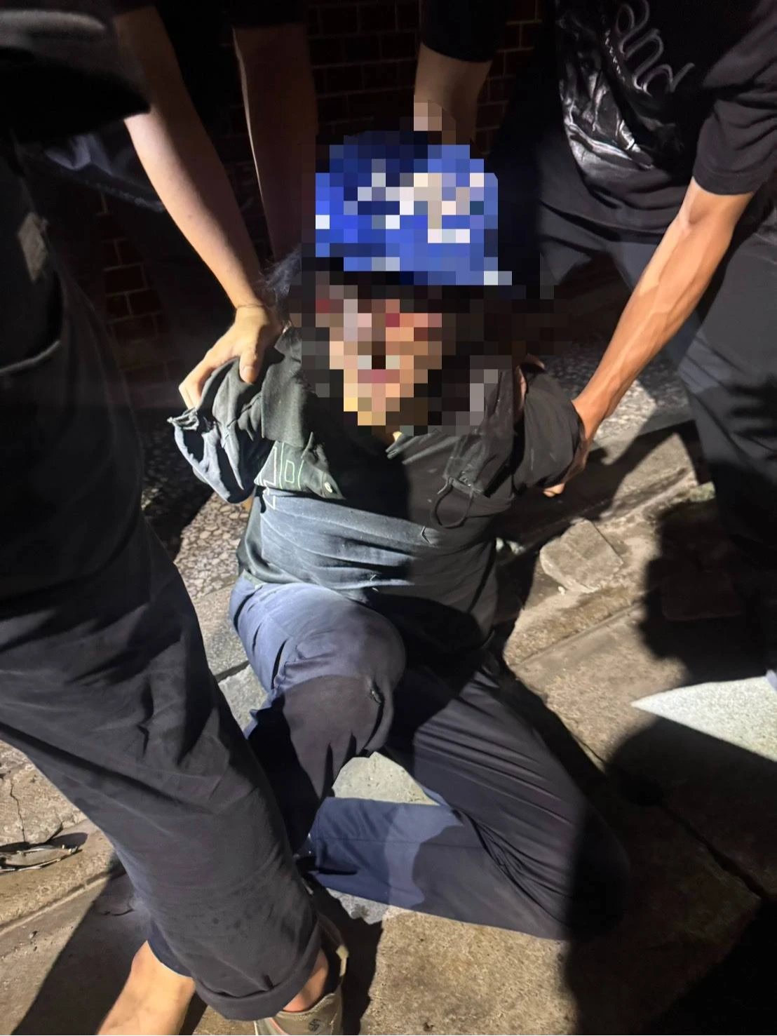 新莊警方今天晚上拘提涉案男子。翻攝畫面