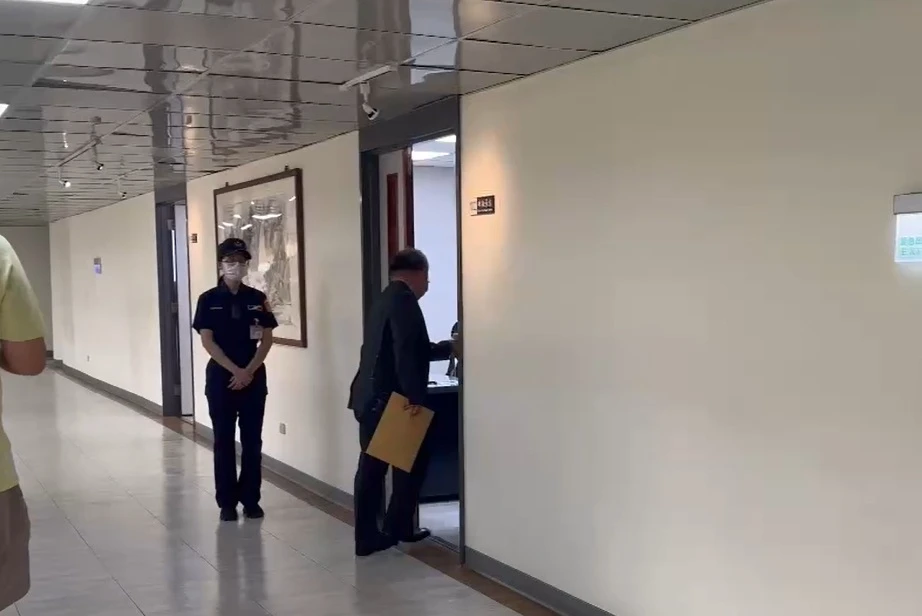 辦案人員上午進入葉林傳辦公室搜索。讀者提供