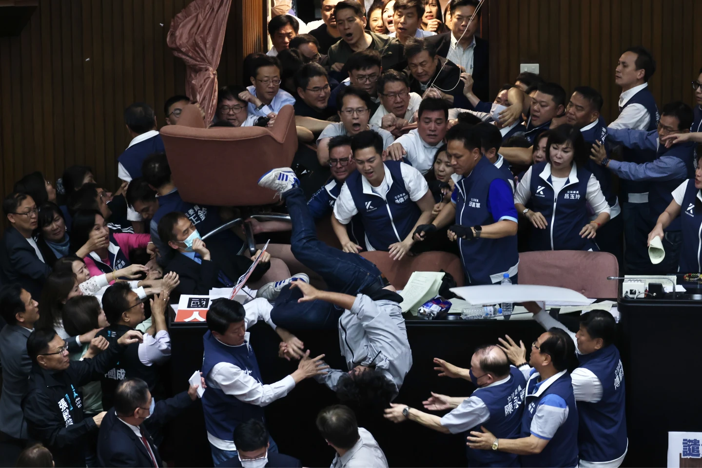 〈混沌之手〉4/主席台區域發生激烈衝突,立委沈伯洋在混亂中被推擠跌落主席台,現場混亂不堪,議事程序被迫中斷。林林攝