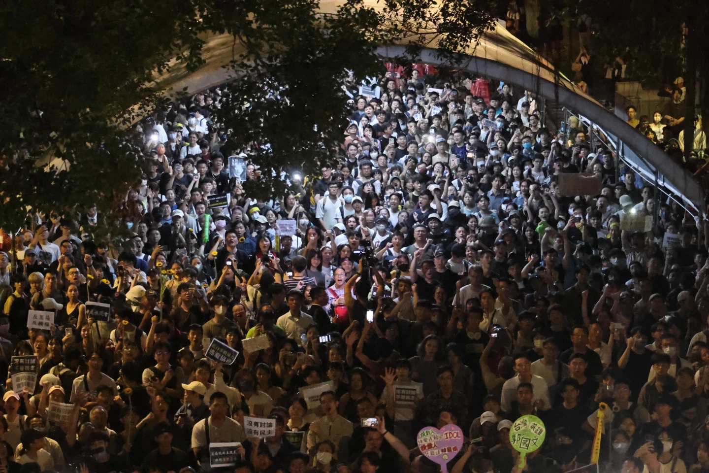 〈混沌之手〉7/民眾晚間聚集立法院外聲援抗爭,高呼守護民主。林林攝