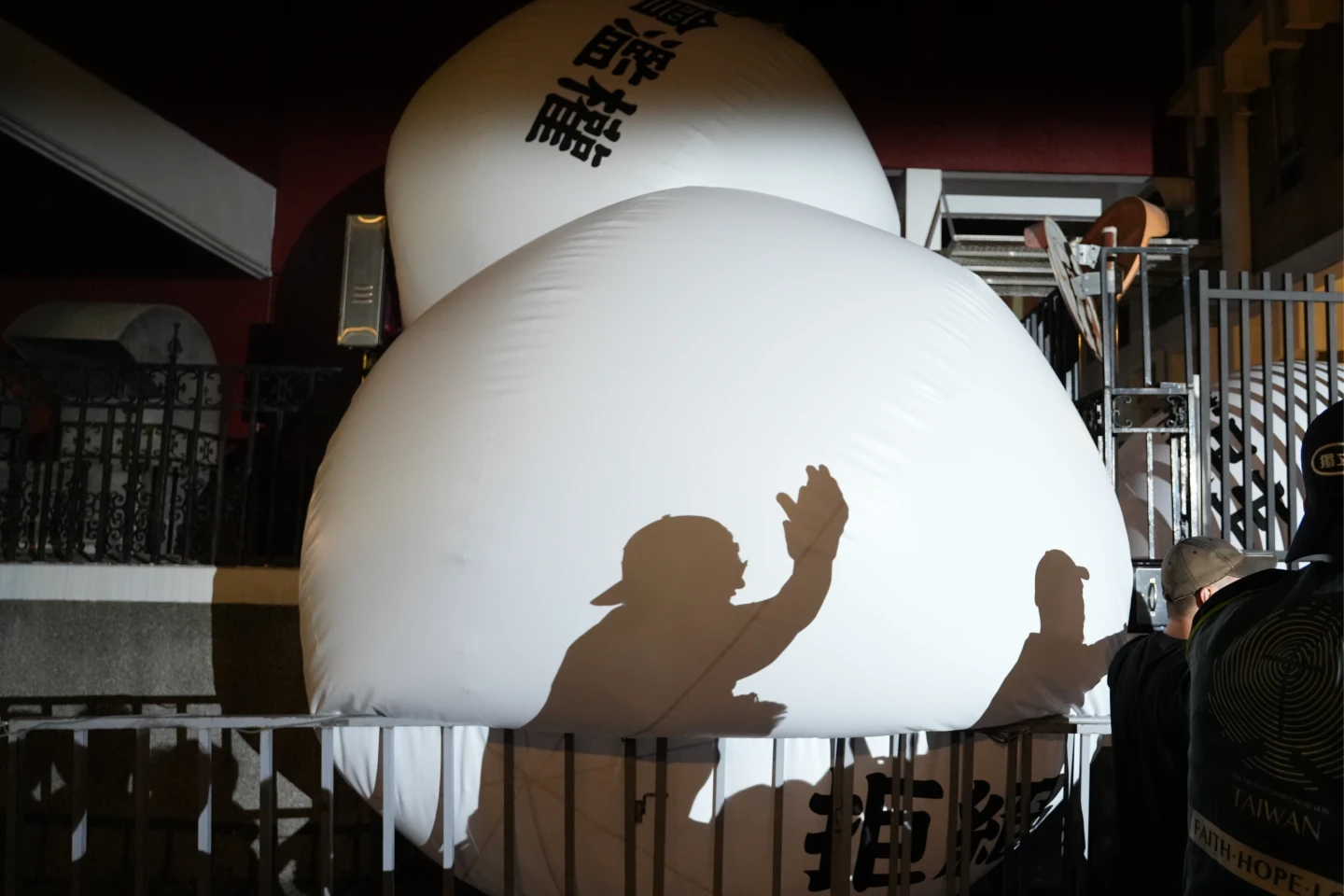 〈混沌之手〉9/立法院外,抗議民眾試圖將印有「國會濫權」字樣的大型氣球擲入場內。林林攝