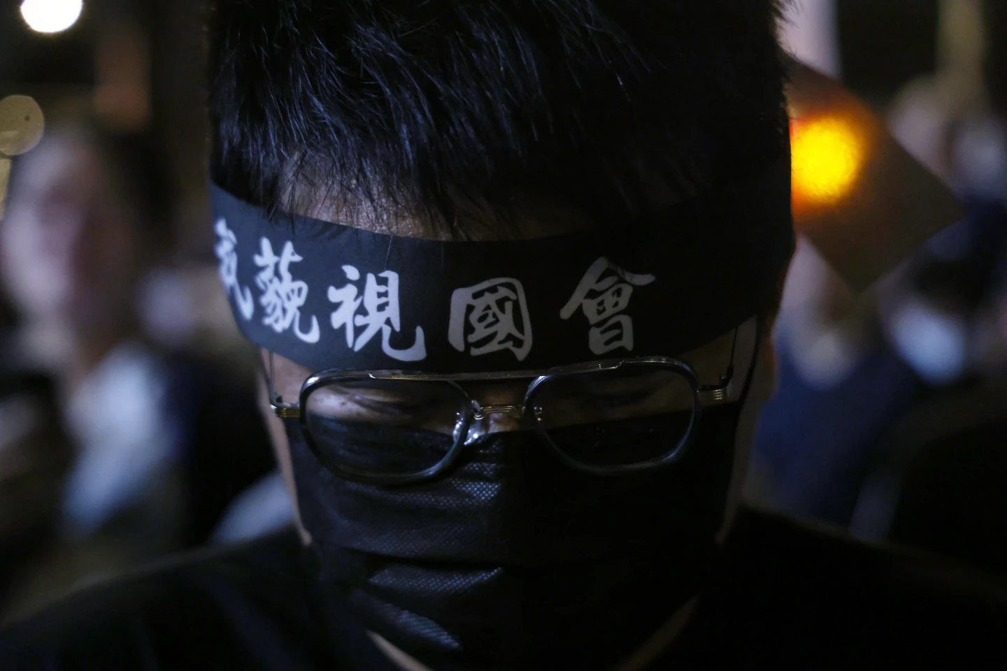 〈混沌之手〉10/抗議人士頭綁「藐視國會」布條。林林攝