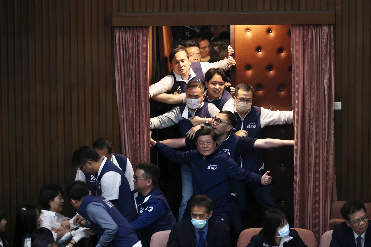 〈混沌之手〉2/藍白陣營立委強行衝入主席台,占據發言台並封鎖議事空間,現場爆發推擠。。林林攝