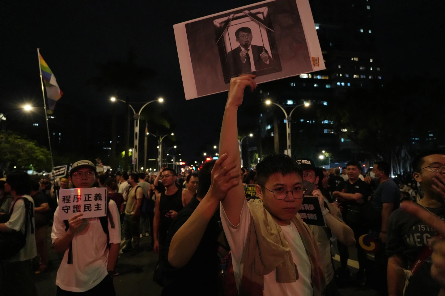 〈混沌之手〉8/抗議民眾沿街高呼口號,要求議會程序正義。林林攝