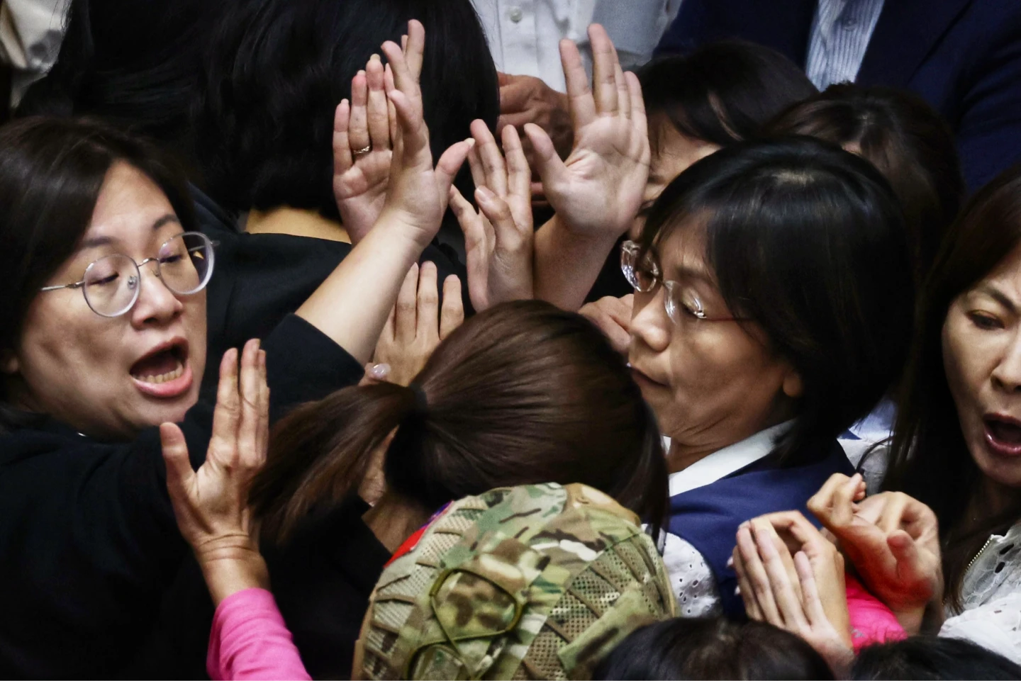 〈混沌之手〉3/立委翁曉玲和立委陳培瑜發生激烈肢體衝突,雙方推擠過程中多名立委與助理情緒激動、場面混亂。林林攝