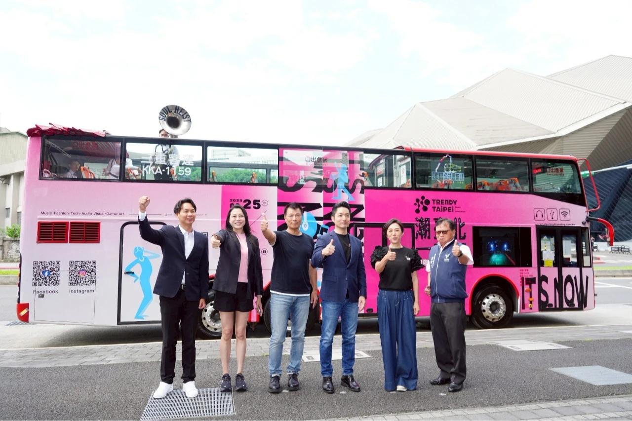 限定雙層觀光巴士「潮!專車」。北市府提供