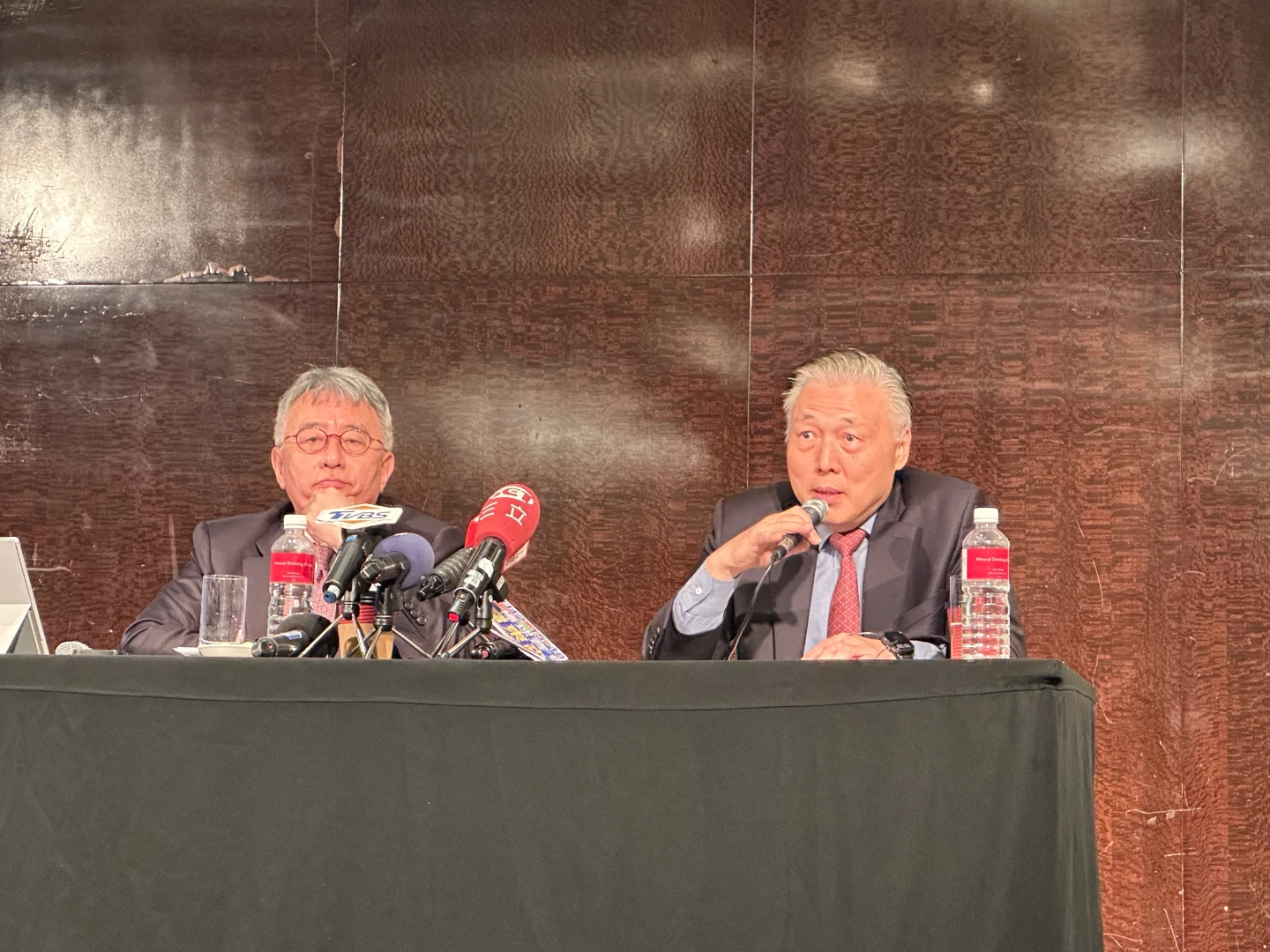 左起日月光財務長董宏思及執行長吳田玉。蕭文康攝