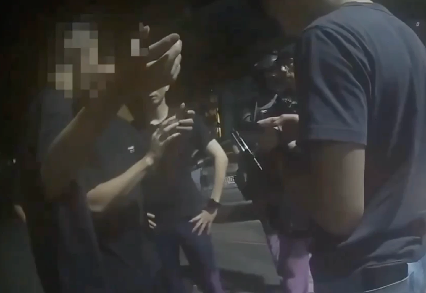 劉男(左1)來不及脫掉血衣,當場被警方逮捕。翻攝畫面