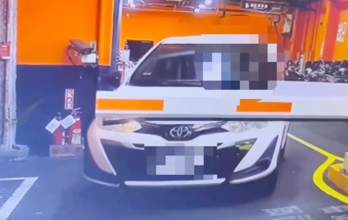 劉男行兇後,開車逃離停車場。翻攝畫面