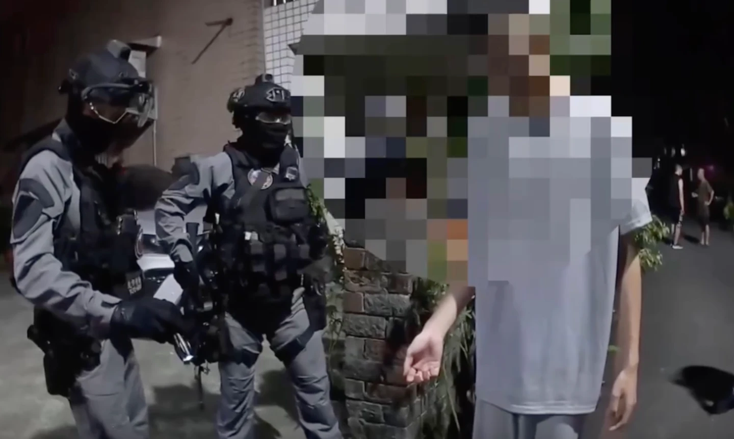 劉男將身上血衣換下後,被警方逮捕回到信義分局。翻攝畫面