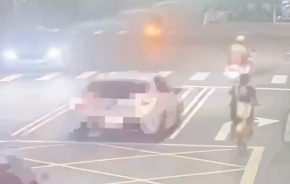 劉男開租賃車逃離現場,準備換騎機車。翻攝畫面