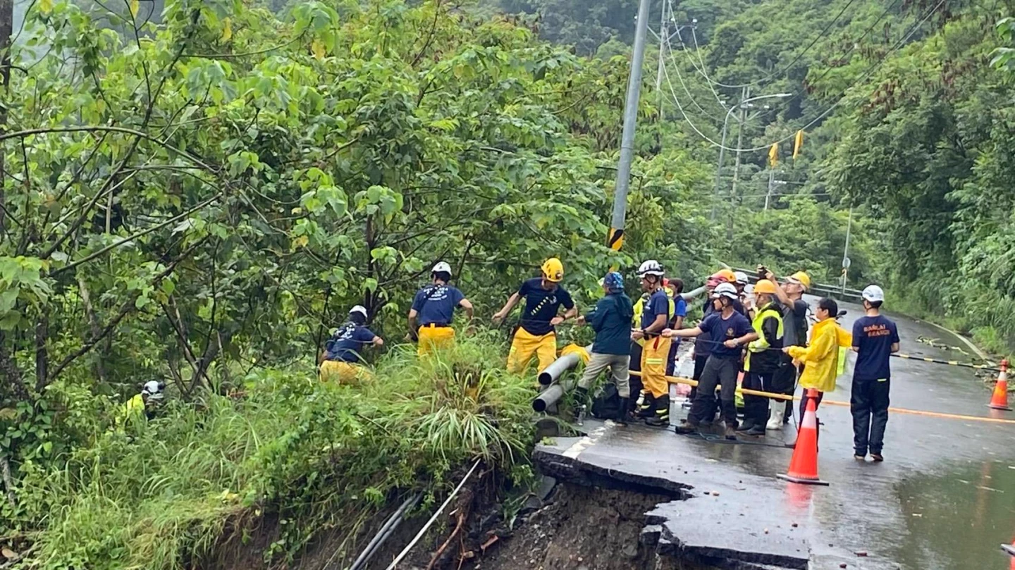 汽車墜谷現場地勢險峻,消防人員架設三段繩索,下切170公尺搜救。讀者提供