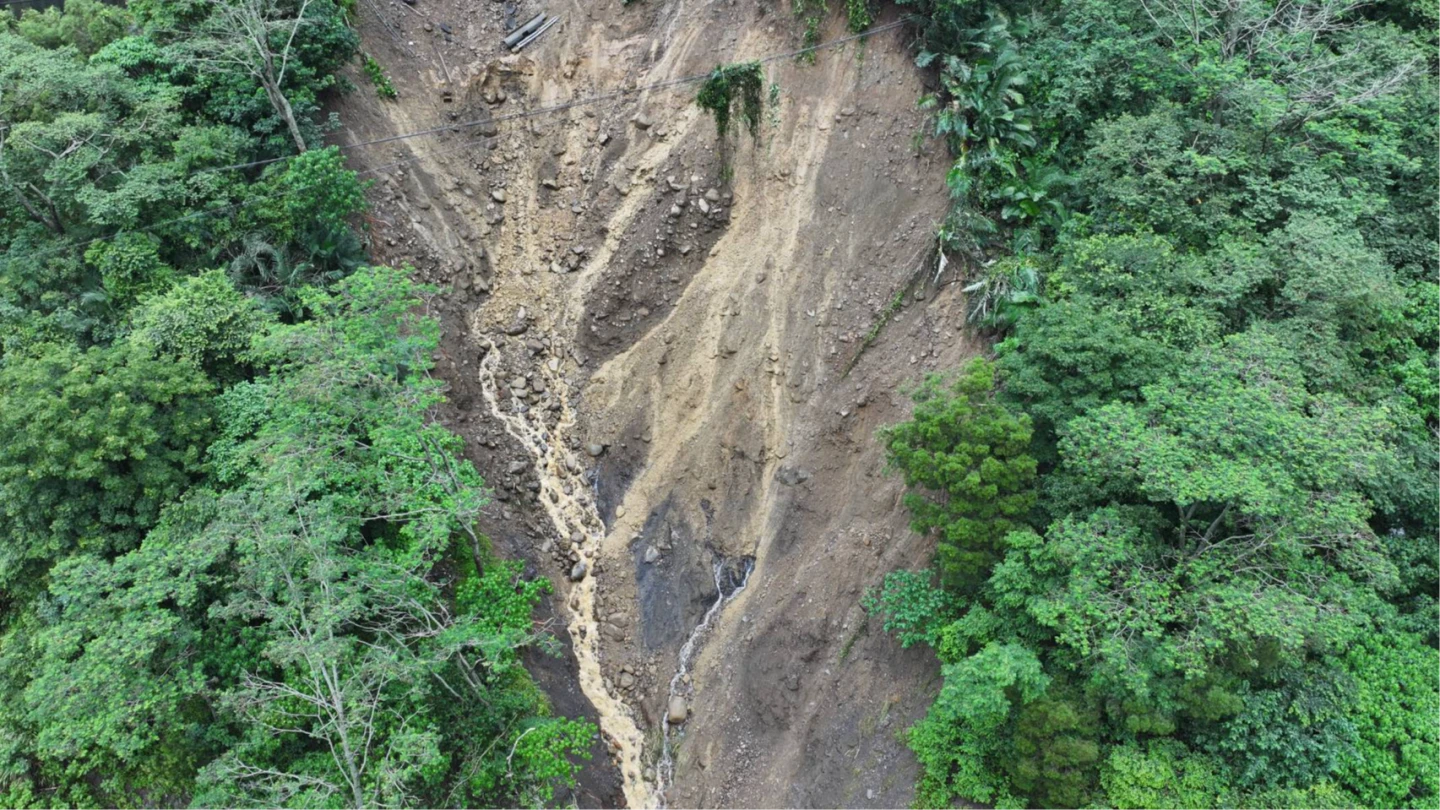 車輛墜落的山谷地勢險峻。讀者提供