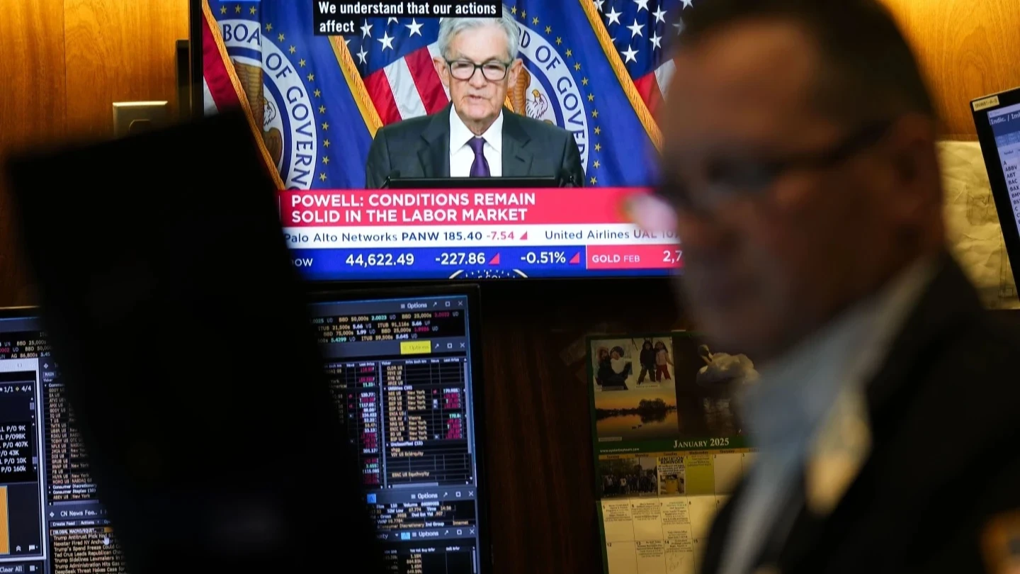 美國聯準會(Fed)今晨如市場預期維持利率在4.25%~4.5%區間不變,主席鮑爾並暗示尚未準備好降息。美聯社資料照