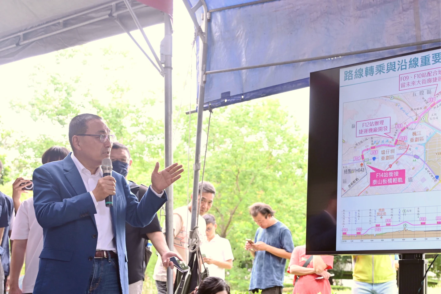 新北市長侯友宜今天上午前往五泰輕軌F07站預定地視察。新北市政府提供