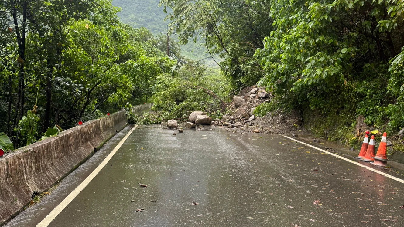 桃源一橋前方道路坍塌。讀者提供