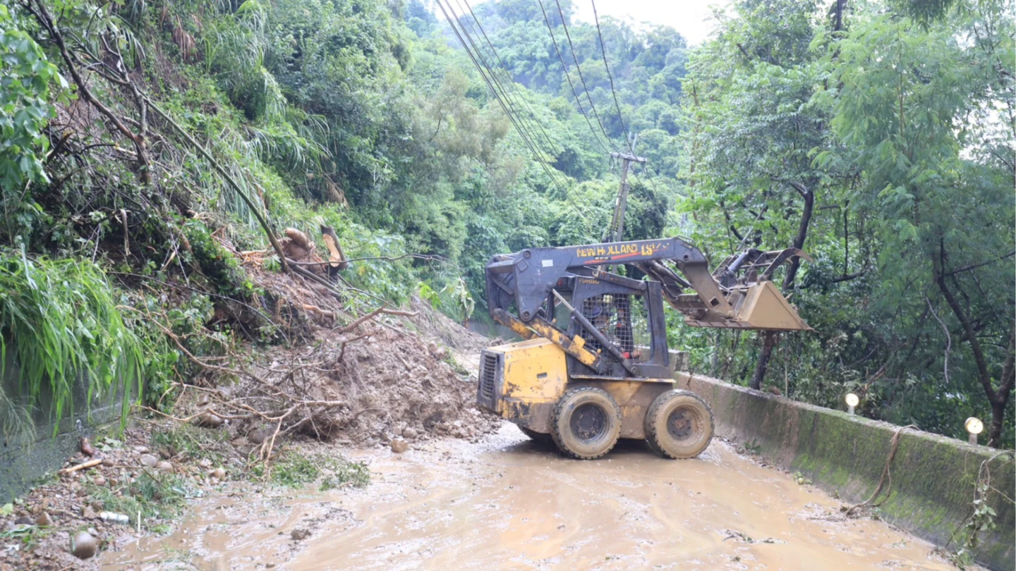 市府指示相關單冒雨搶通。中市府提供