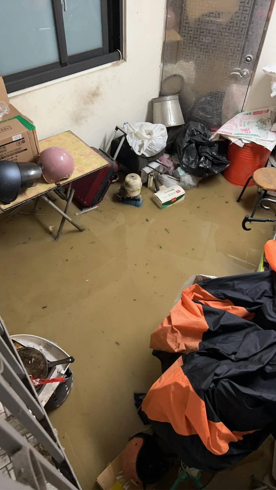 黃泥湧入民宅。江和樹提供