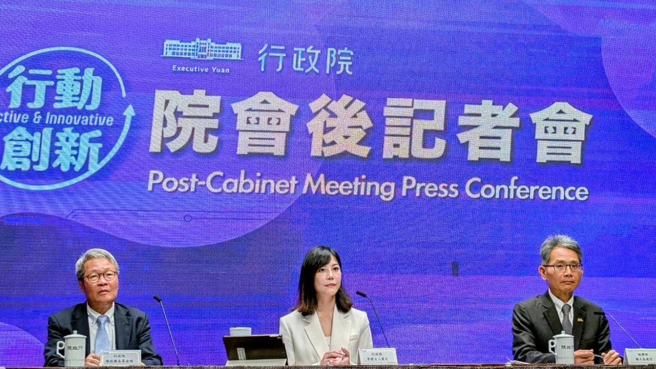 行政院發言人李慧芝(中)轉述院長卓榮泰於今日院會中裁示。施智齡攝