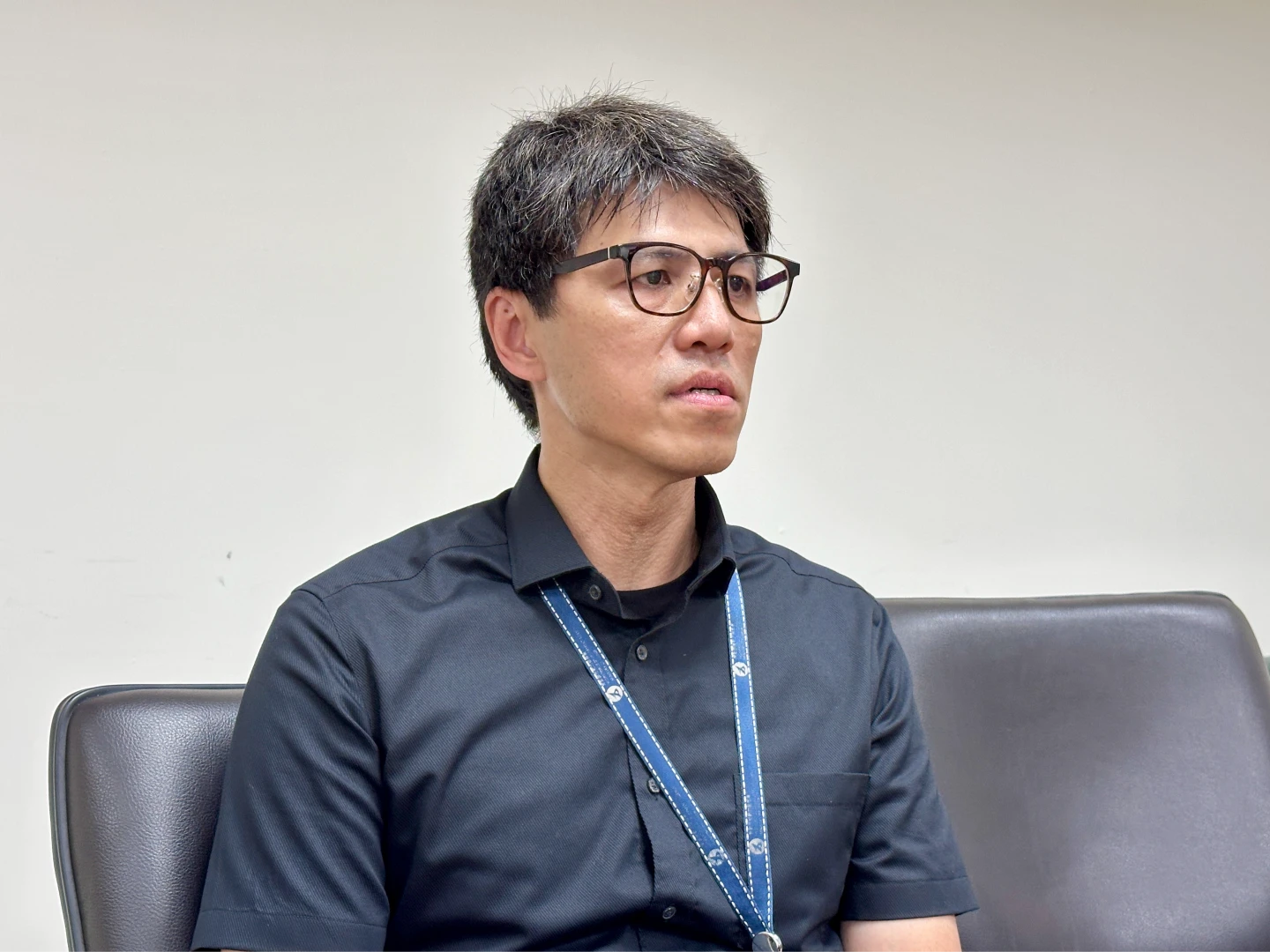 蘇裕國受訪說明,開放公共工程移工投入災區民宅修繕相關規定。王良博攝
