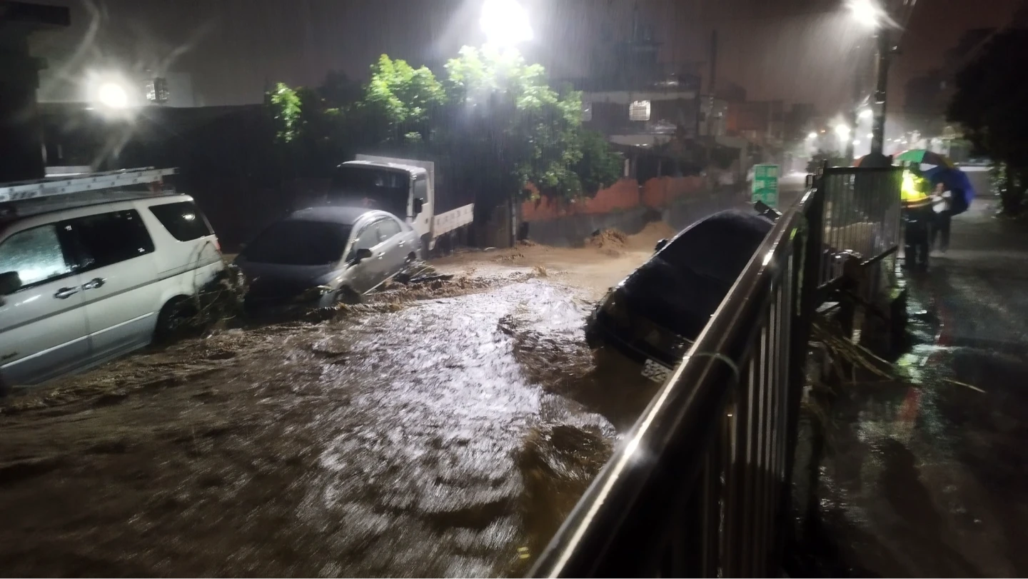 彰化縣大雨不斷,彰化市香山里有車輛被洪水沖進排水溝卡在涵洞。民眾提供/中央社
