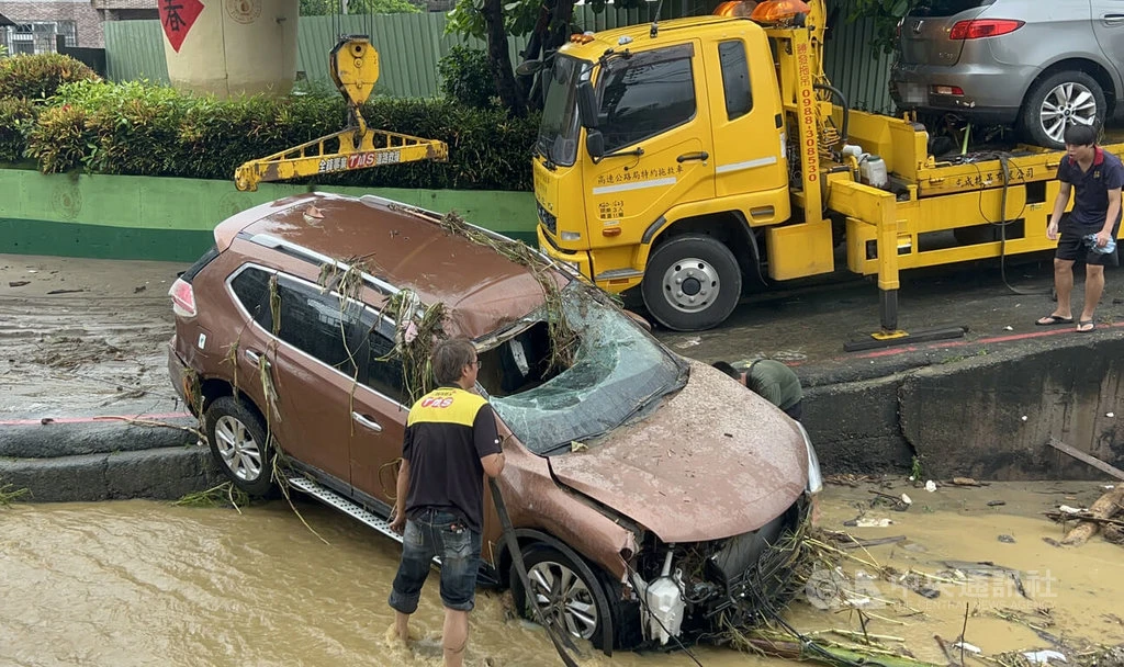 彰化地區30日晚間降下大雨,彰化市香山里道路淹水,先後有6輛汽車遭沖入排水溝涵洞、防洪道,31日中午已出動拖吊車協助將車輛吊出。中央社