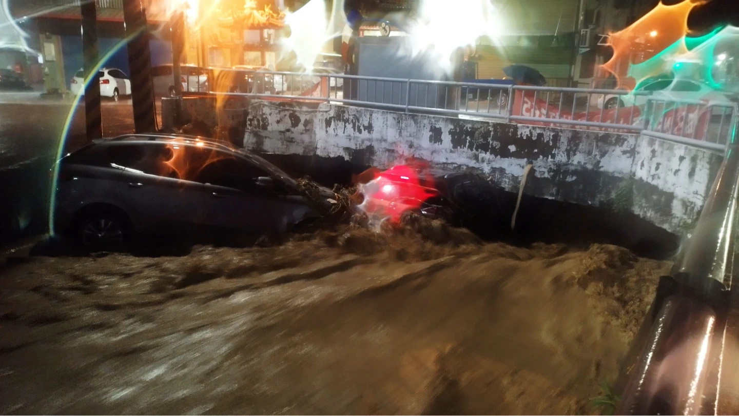 車輛因滾滾泥水的衝擊下,被沖進排水溝卡涵洞。翻攝自彰化市香山里大小事臉書