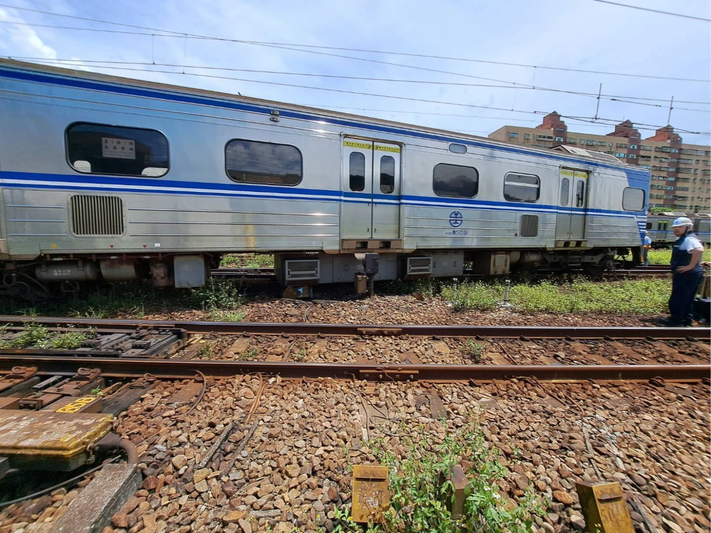 台鐵中午發生區間車調車場出軌。讀者提供