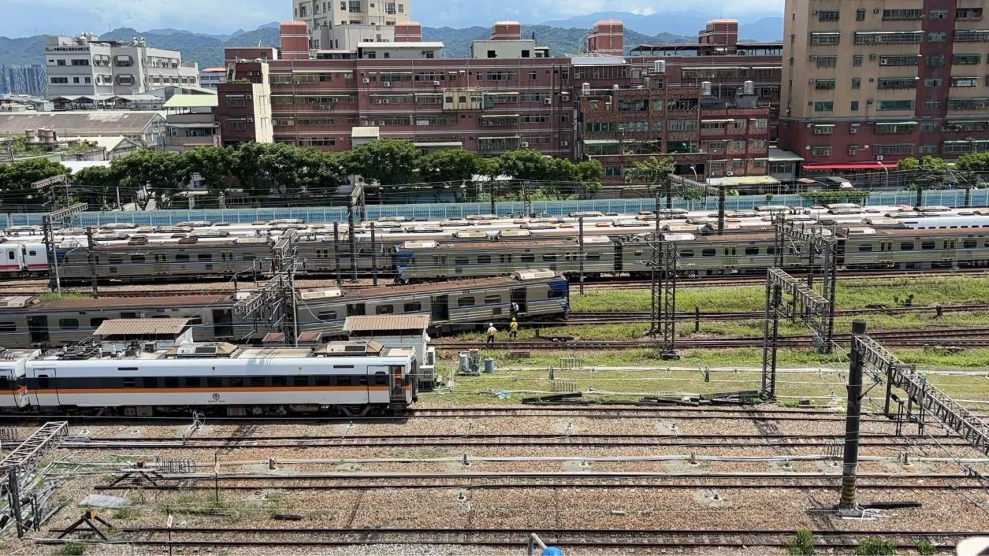 區間車調車場出軌,台鐵強調不影響行車。讀者提供