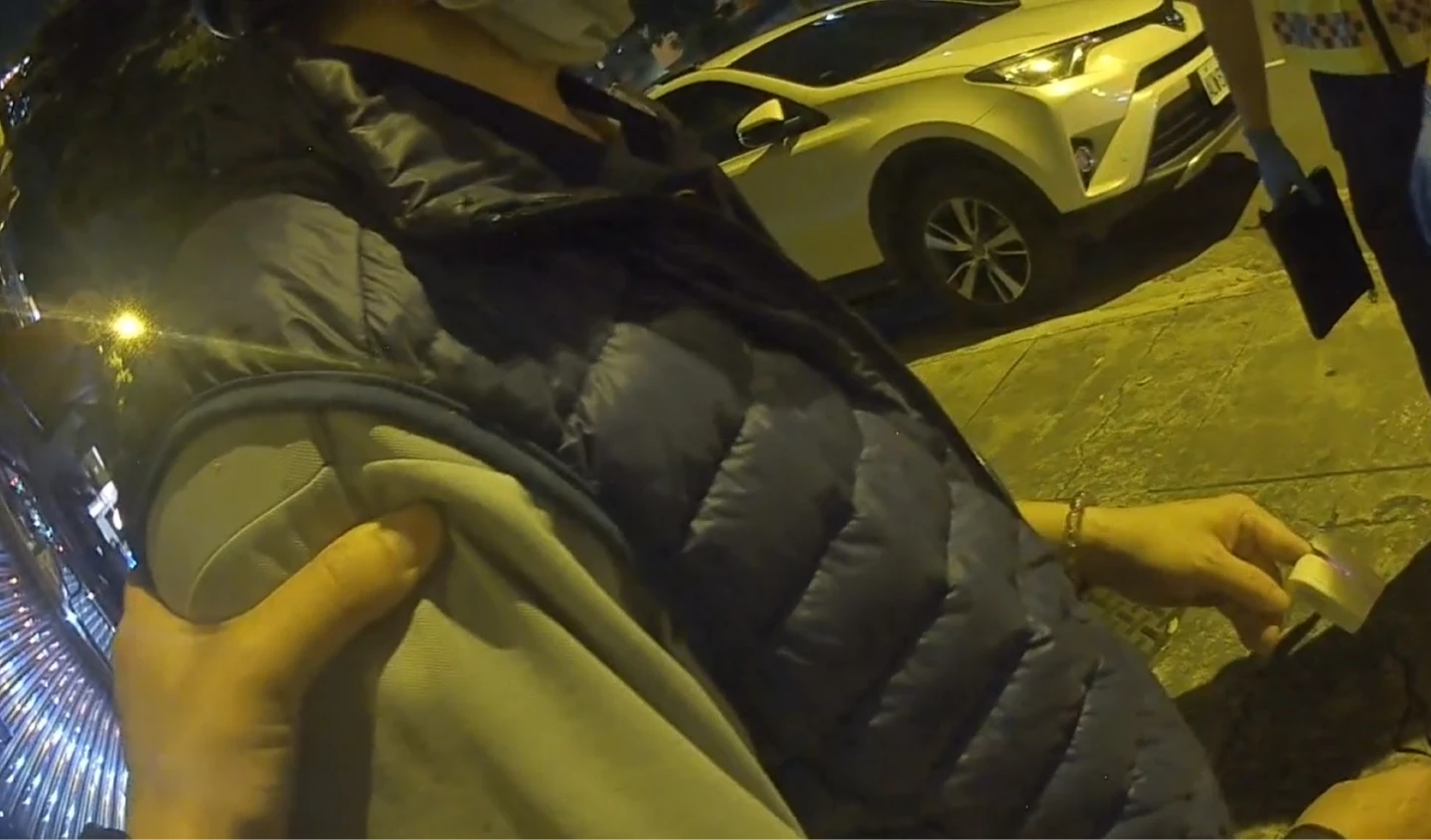 沈男騎車自摔,連站都站不穩,靠警員攙扶才得以站立。警方提供
