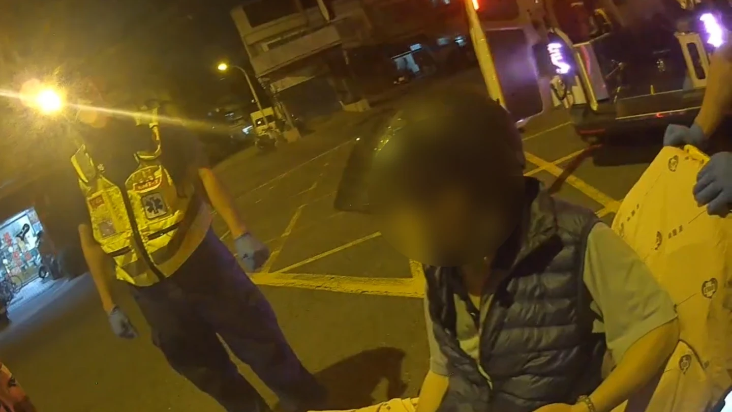 台中沈姓男子高燒身體不適騎車自摔,因擔心掛號費不肯就醫,在警方與救護人員勸導下,配合上救護車就醫。警方提供