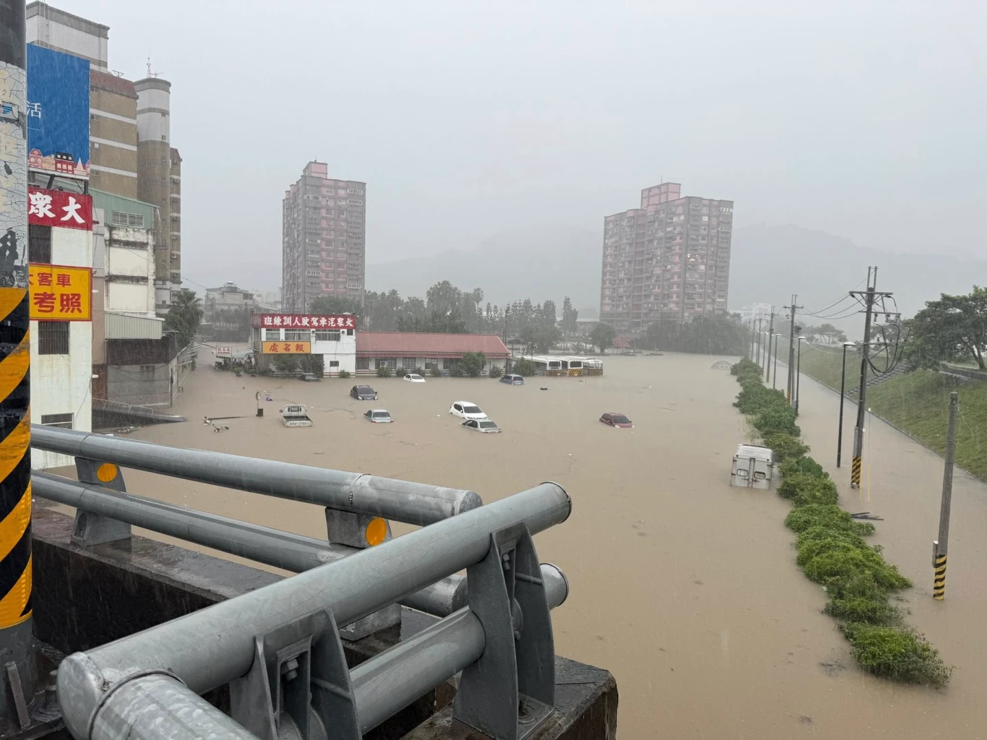 南投大眾駕訓班昨天附近淹水,車輛險滅頂。翻攝自南投人聊天室