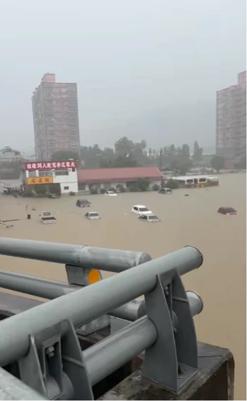 南投大眾駕訓班昨天附近淹水,車輛險滅頂。翻攝自南投人聊天室