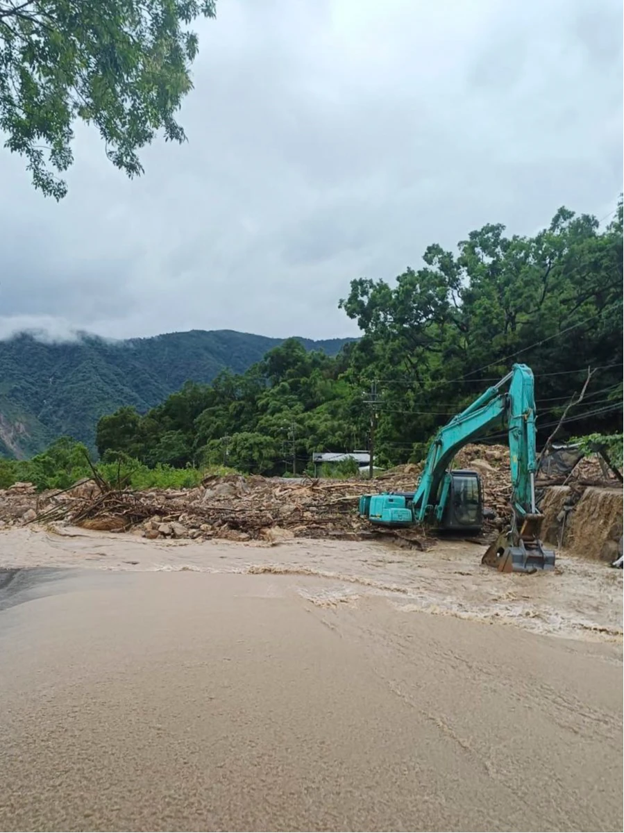 南投部分山區24小時測得降雨量達到600mm,今晨水里、信義、及國姓鄉公所宣布停止上班上課。翻攝自許淑華臉書