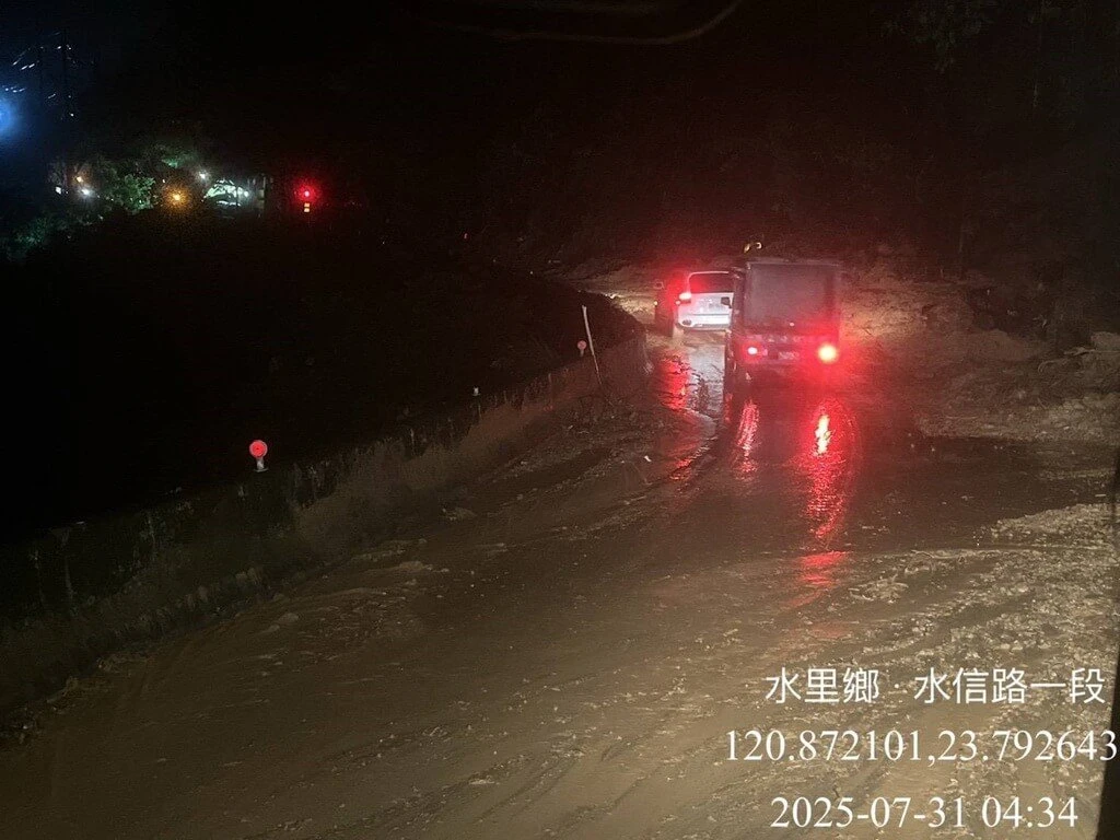南投縣30日至31日清晨雷雨交加,信義鄉多處道路淹水、土石泥流占據路面,其中省道台21線約76.8公里處31日凌晨邊坡崩塌阻斷水里鄉往來信義鄉交通,工務段漏夜搶通單線雙向行車(圖)。(民眾提供)中央社