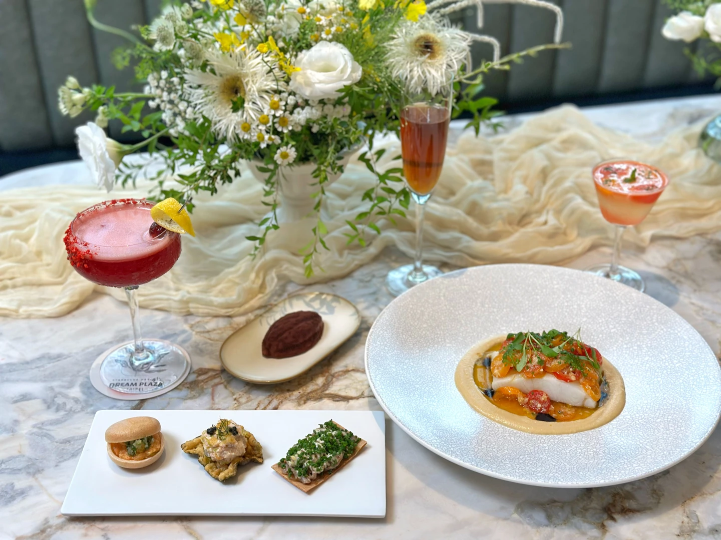 1880元套餐包含迎賓飲料、3道前菜小點,此圖主餐為「Acqua Pazza拿坡里清蒸大西洋鱈魚」。劉沛妘攝