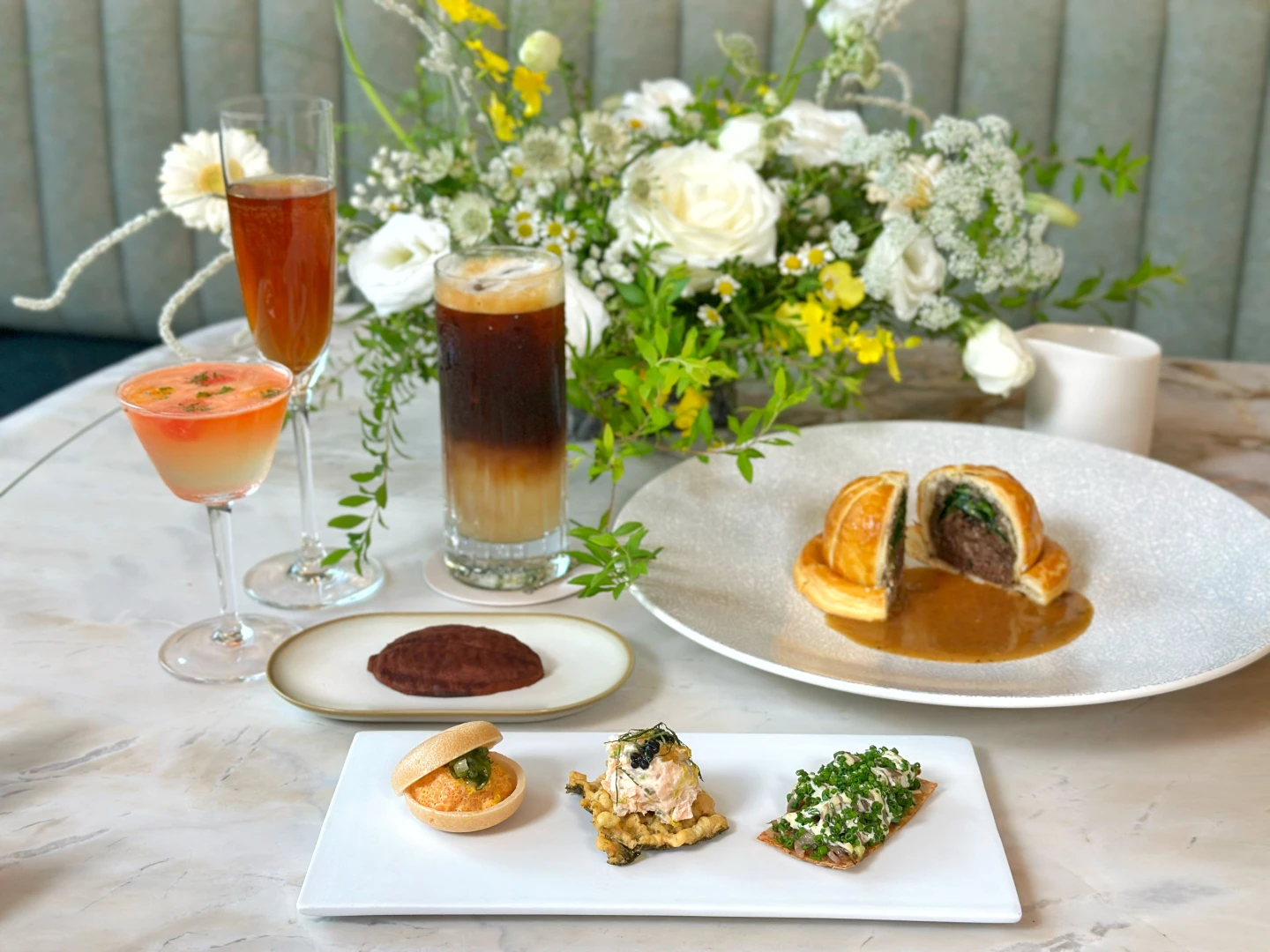 1880元套餐包含迎賓飲料、3道前菜小點,此圖主餐為「和牛威靈頓搭配嫩菠菜沙拉、蘑菇杜克賽醬」。劉沛妘攝