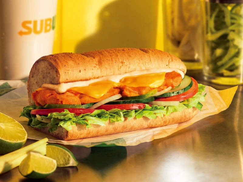 SUBWAY台灣限定新口味「泰式檸檬雞潛艇堡」,6吋150元、12吋270元。SUBWAY提供