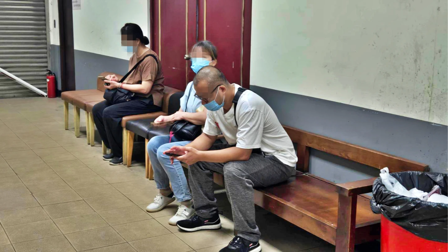 少女生父至殯儀館指認。王勇超攝