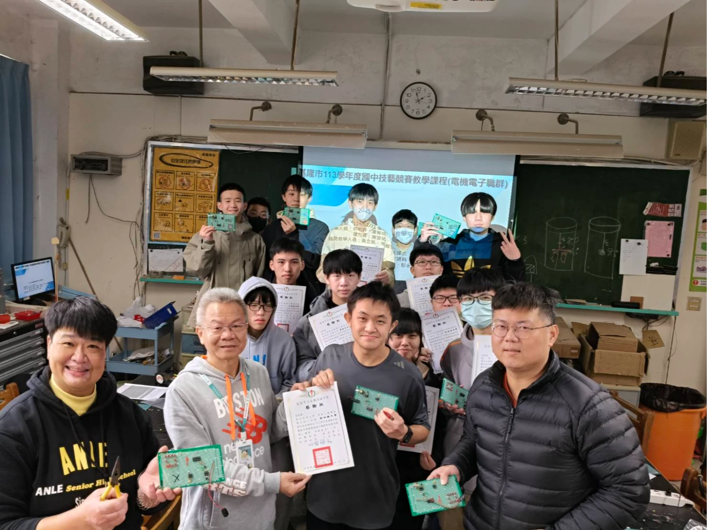 郭柏鋒目前就讀博士班,攻讀AI領域,仍定期回母校指導學弟妹技藝競賽。技專招生總辦提供