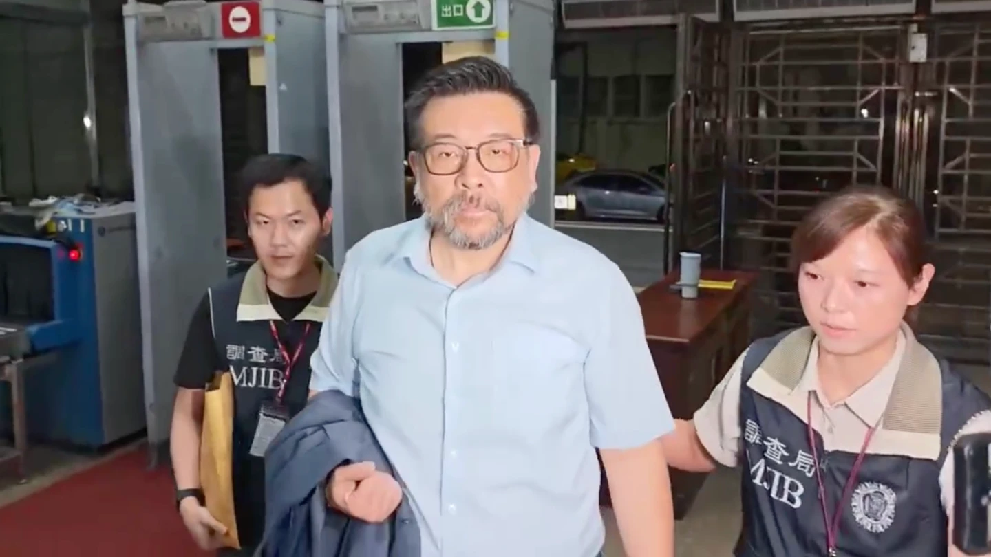 台北市議會副議長葉林傳的父親今年6月過世,仍在治喪期間,他昨被移送北檢複訊時,鬍鬚未剃。讀者提供