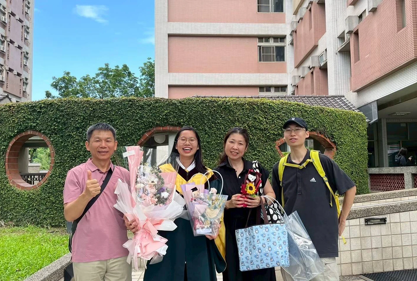 全家參加女兒大學畢業典禮。黃建銘提供