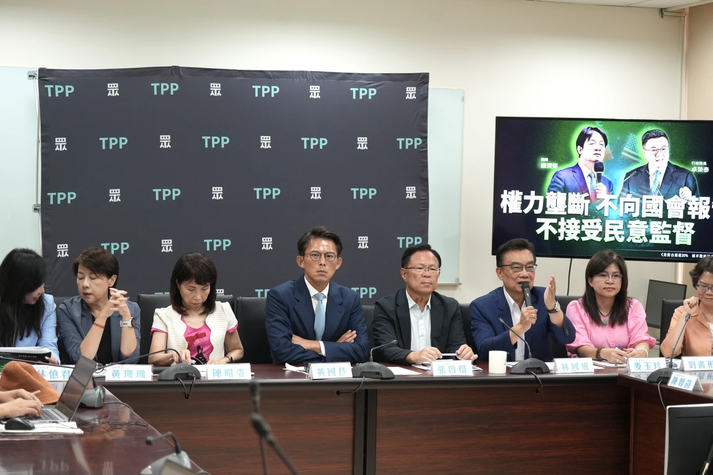 民眾黨立法院黨團「美對台關稅20% 賴卓讓台灣被打趴」記者會。梁建裕攝